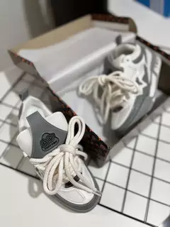 Louis Vuitton Skate cinza/branco - comprar online