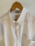 camisa branca com risca azul e vermelho - comprar online