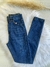 Calça skinny azul escura com detalhes
