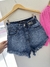 Short azul lavagem media com detalhes lady rock
