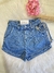 Short jeans médio acompanha cordinha na internet