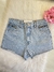 Short jeans claro com zíper no bolso - comprar online