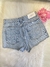 Short jeans claro com zíper no bolso na internet