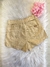 Short jeans bege acompanha cinto removível na internet