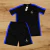 Conjunto masculino Nike Jordan Dry-Fit composto por camisa preta com detalhes em azul e short preto com listras azuis.