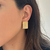 BRINCO RETÂNGULAR COM TEXTURA BANHADO A OURO 18K - Kissa Acessórios