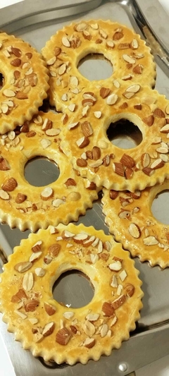 Imagen de Aros de masa quebrada con almendras