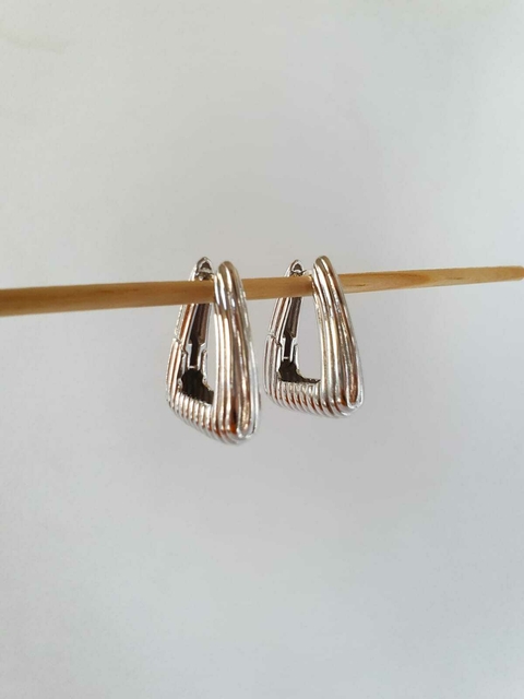 Argola Triangular com Textura Vintage