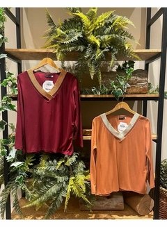 Blusa com decote V em retilíneas - comprar online