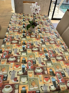 Toalha de Mesa PVC, Térmica, Plástica, Impermeável para 4 lugares 140x140 e 6 lugares 220X140. Estampa CAFÉ RETRÔ - Caju Club