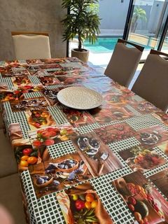 Toalha de Mesa PVC, Térmica, Plástica, Impermeável para 4 lugares 140x140 e 6 lugares 220X140. Estampa Cesta Verão - Caju Club
