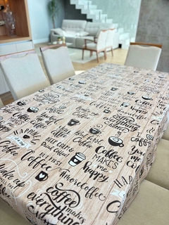 Toalha de Mesa PVC, Térmica, Plástica, Impermeável para 4 lugares 140x140 e 6 lugares 220X140. Estampa CAFÉ AMOR - comprar online