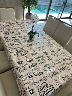 Toalha de Mesa PVC, Térmica, Plástica, Impermeável para 4 lugares 140x140 e 6 lugares 220X140. Estampa CAFÉ AMOR - loja online
