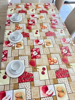 Imagem do Toalha de Mesa PVC, Térmica, Plástica, Impermeável para 4 lugares 140x140 e 6 lugares 220X140. Estampa Frutas Tropicais
