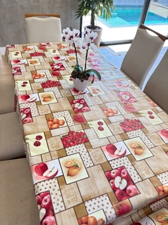 Toalha de Mesa PVC, Térmica, Plástica, Impermeável para 4 lugares 140x140 e 6 lugares 220X140. Estampa Frutas Tropicais - Caju Club