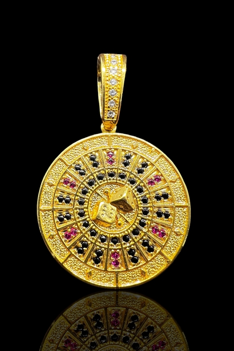 PINGENTE ROLETA CRAVEJADO M BANHADO A OURO 18K IDEAL PARA CORRENTES 8MM A 13MM