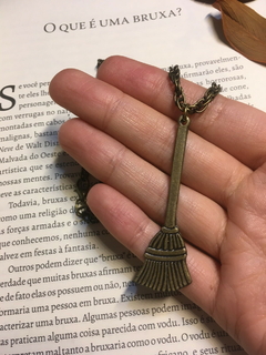 Colar Vassoura da Bruxa