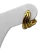 Brinco dourado com design ondulado exibido em suporte branco.