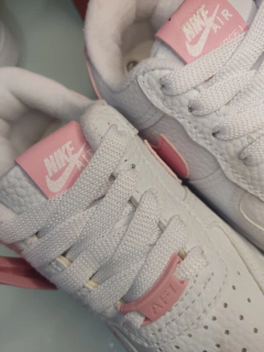 NIKE AIR FORCE Chaveirinho - Branco e Rosa PREMIUM - comprar online