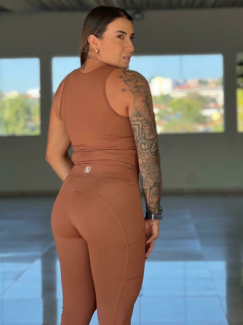 Calça montaria recortes e bolso lateral marrom terra forte - comprar online
