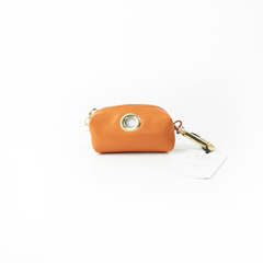 porta saquinhos importado de luxo em couro laranja com acabamento dourado para animal de estimação