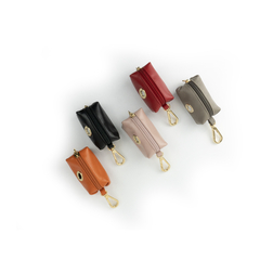 porta saquinhos importado de luxo em couro nude com acabamento dourado para animal de estimação