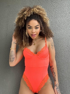 Body Color canelado na internet