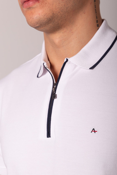 POLO ARAMIS COM ZIPER BRANCO/MARINHO - comprar online