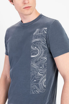 CAMISETA ARAMIS STONE ESTAMPA MATAS - AZUL INDIGO - comprar online