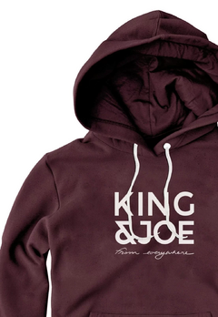 BLUSA MOLETON KING&JOE CANGURU - BORDÔ - comprar online