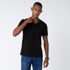 CAMISETA TOMMY HILFIGER BASICA GOLA V - PRETO