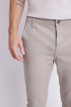 CALÇA CHINO ARAMIS SLIM - CAQUI CLARO - loja online