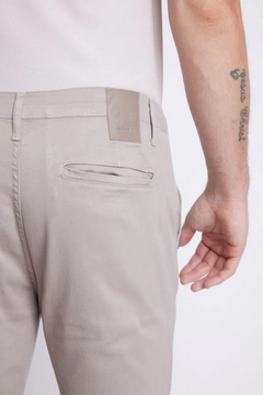 CALÇA CHINO ARAMIS SLIM - CAQUI CLARO - comprar online