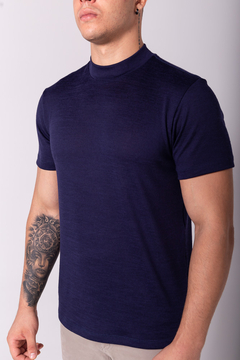 CAMISETA URBÔ - GOLA MEDIA TRICOT DARK - AZUL - loja online