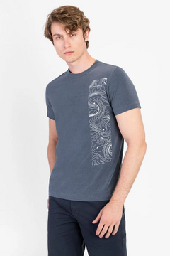 CAMISETA ARAMIS STONE ESTAMPA MATAS - AZUL INDIGO