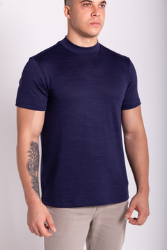 CAMISETA URBÔ - GOLA MEDIA TRICOT DARK - AZUL