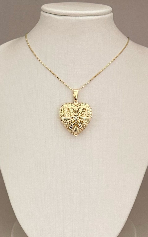 COLAR RELICARIO EM FORMATO DE CORAÇÃO TRABALHADO GRANDE