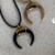 Cordão Fio Encerado Pingente Chifre Preto - comprar online