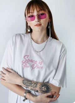 Camiseta Madalena Boyfriend Space Is The Place