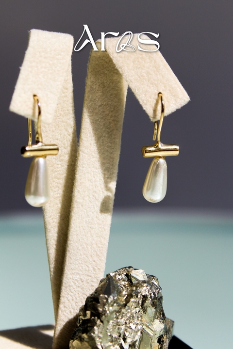 Arete de Gancho con Perla en Forma de Gota