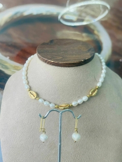 JUEGO GF GARGANTILLA Y ARETES DE PERLAS CON CONCHAS DE MAR