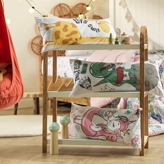 Travesseiro Body Pillow com Fronha Infantil Altenburg Mundo Kids Malha Fio Penteado