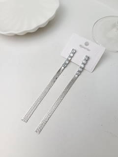 BRINCO TOPO COM STRASS, FRANJA LONGA prateado
