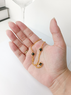 COLAR MINI TREVOS PRETOS dourado - France Acessórios