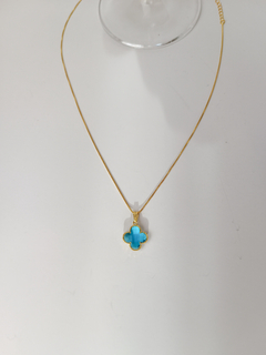 COLAR FOLHEADO COM PINGENTE TREVO AZUL dourado