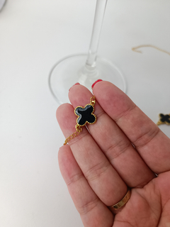 COLAR FOLHEADO COM TREVOS PRETOS dourado - comprar online
