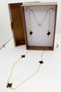COLAR FOLHEADO LONGO TREVOS PRETOS dourado