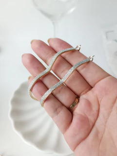 BRINCO ARGOLA (G) EM FORMATO CORAÇÃO COM BRILHOS dourado - comprar online