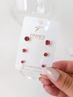 TRIO DE BRINCOS COM PEDRAS ROSA FOLHEADO dourado - France Acessórios