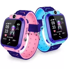 Relógios smartwatch infantis em cores rosa e azul, com tela digital e funcionalidades como GPS e câmera.